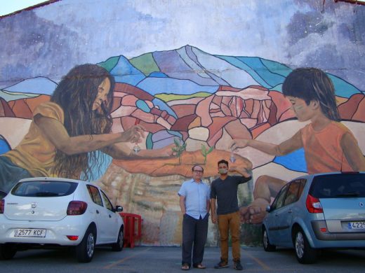 El concejal de Maó, Manuel Lora, con el autor del mural