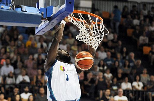 Okeke, en uno de sus clásicos mates (Foto: Tolo Mercadal)