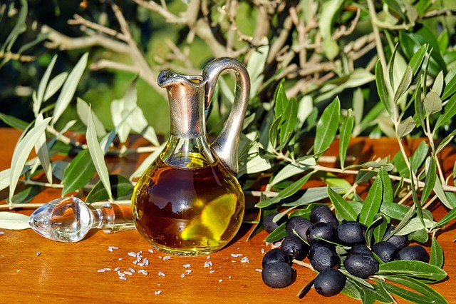 El aceite de oliva de Menorca se comercializa en tiendas gourmet o se vende directamente en las fincas donde se produce.