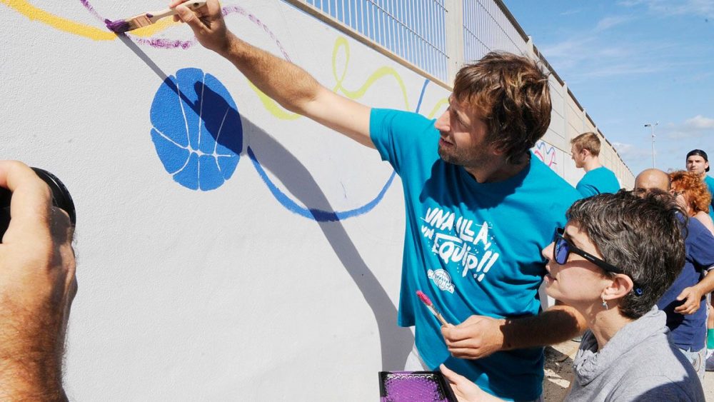 Urko Otegui. jugador del Hestia Menorca, colabora pintando un mural en el Pabellón (Fotos: Tolo Mercadal)