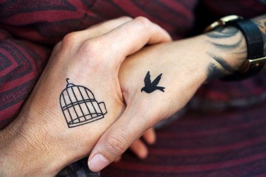 Tatuajes en las manos.
