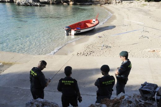 La patera se descubrió sobre las ocho de la mañana en la playa de Binisafúller. (Fotos: T.M.)