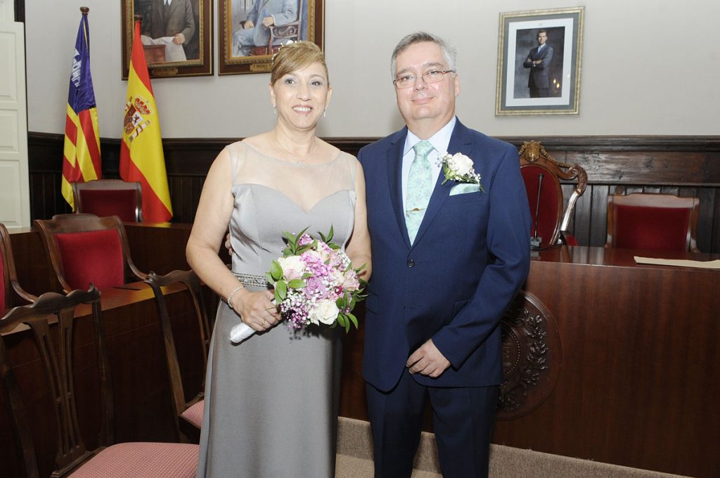 Imagen de la boda de Jordi Ribera y Toñi Cortés en el Ayuntamiento de Maó (Foto: Tolo Mercadal)