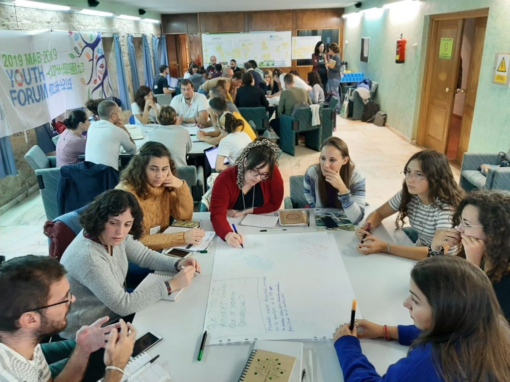 Imágenes de las reuniones del foro de jóvenes