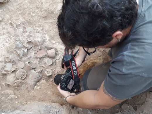 (Fotos) El Museo de Menorca documenta un hallazgo excepcional: 50 vasos prehistóricos