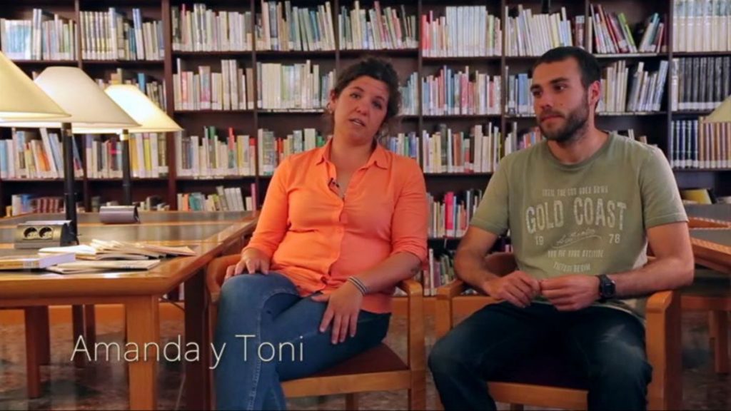 Amanda y Toni tienen una historia en la biblioteca