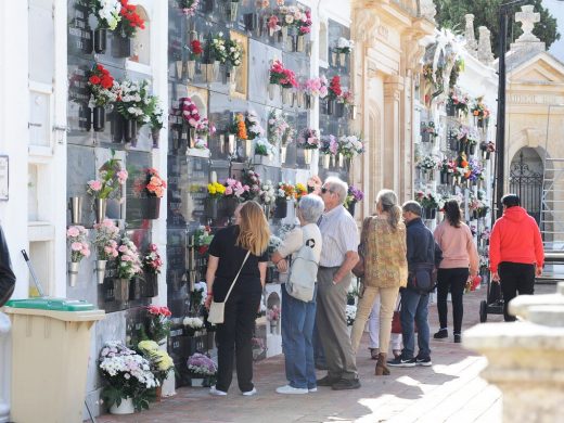 Flores en los cementerios de Menorca y el toque de silencio de Alaior