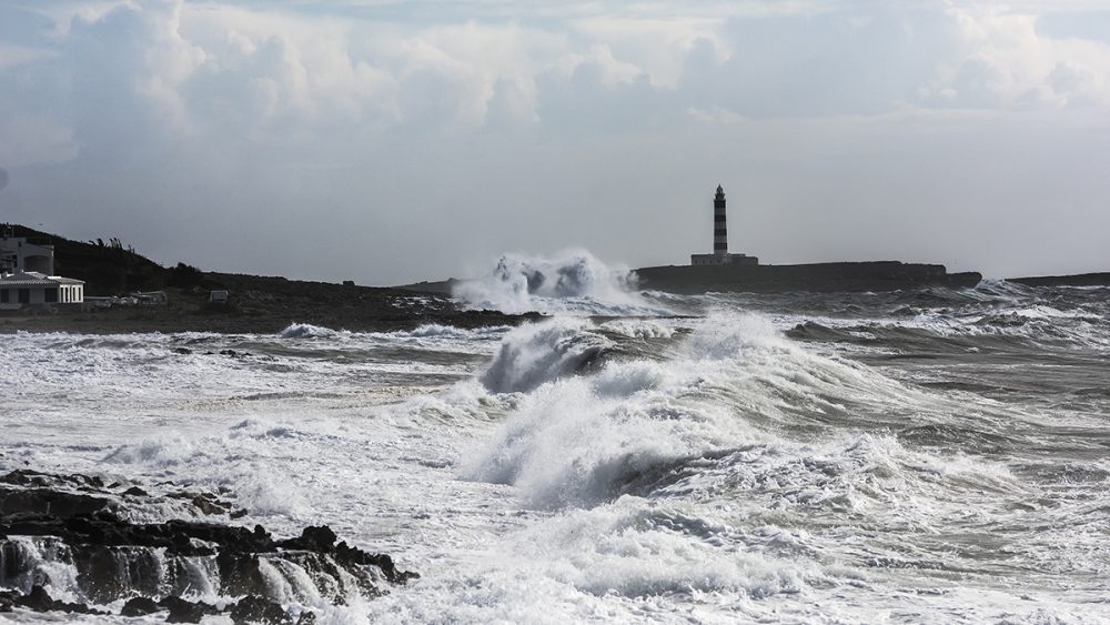 Olas rompiendo en la costa sur (Foto: Mikel Llambías)