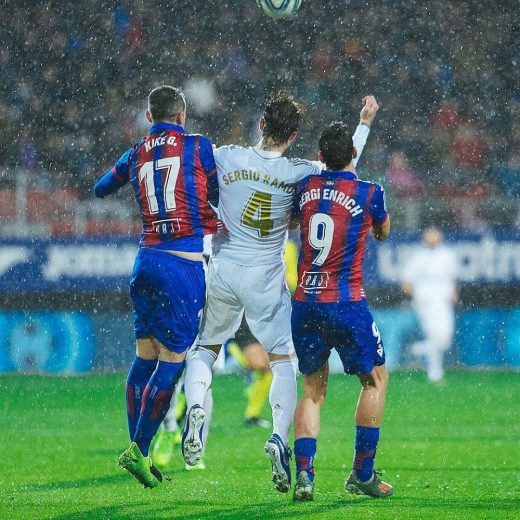 Sergi Enrich pelea un balón con Sergio Ramos (Foto: SD Eibar)