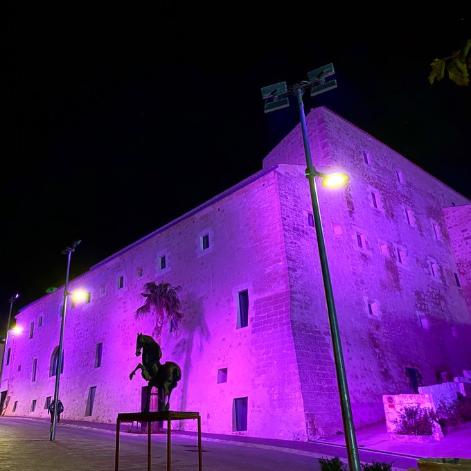 La fachada del Convent de Sant Diego, teñida de lila (Foto: Ajuntament d'Alaior)