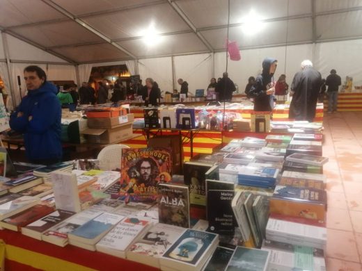 (Fotos) Arranca la XV Fira del Llibre en Català