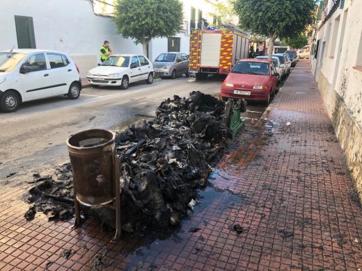 (Fotos y vídeo) Alarma en Es Castell al arder tres contenedores cerca de una fábrica