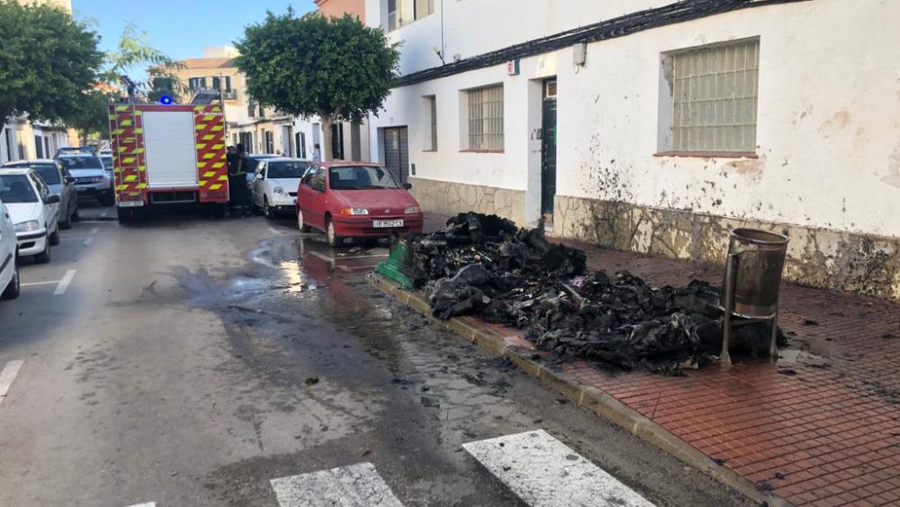 Imagen de los contenedores quemados (Fotos: Tolo Mercadal)