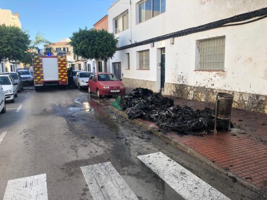 (Fotos y vídeo) Alarma en Es Castell al arder tres contenedores cerca de una fábrica