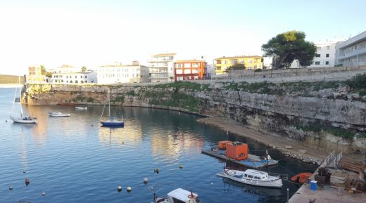 La pasarela de Es Castell se ha convertido en un muelle de obra (Foto: GOB)