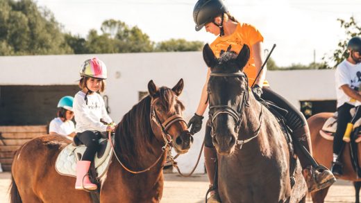 Las excursiones a caballo son una de las actividades para hacer en familia (Foto: Menorca Activa)