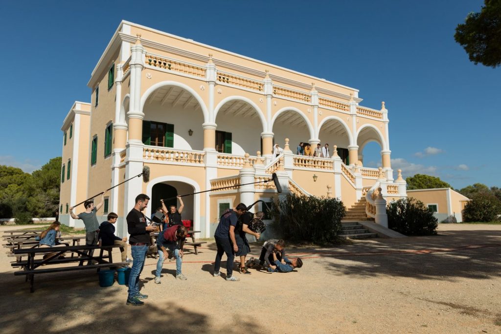 Rodaje en el hotel de Cala Turqueta que representa el psiquiátrico del que se escapan los jóvenes de la serie (Foto: TELEFONICA SA)