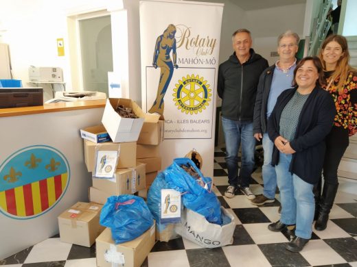 En la imagen la alcaldesa, Carol Marquès, con el presidente anual del Rotary Club Mahón-Mô,  José Maria Villalonga