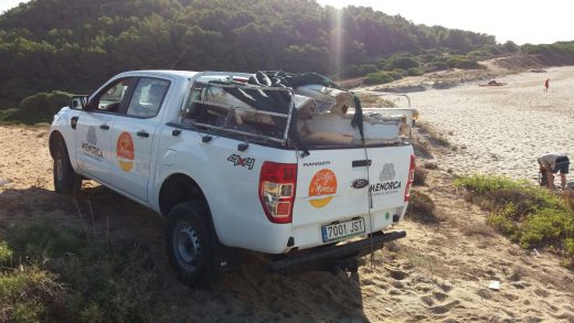 Vehículo del servicio de limpieza de playas