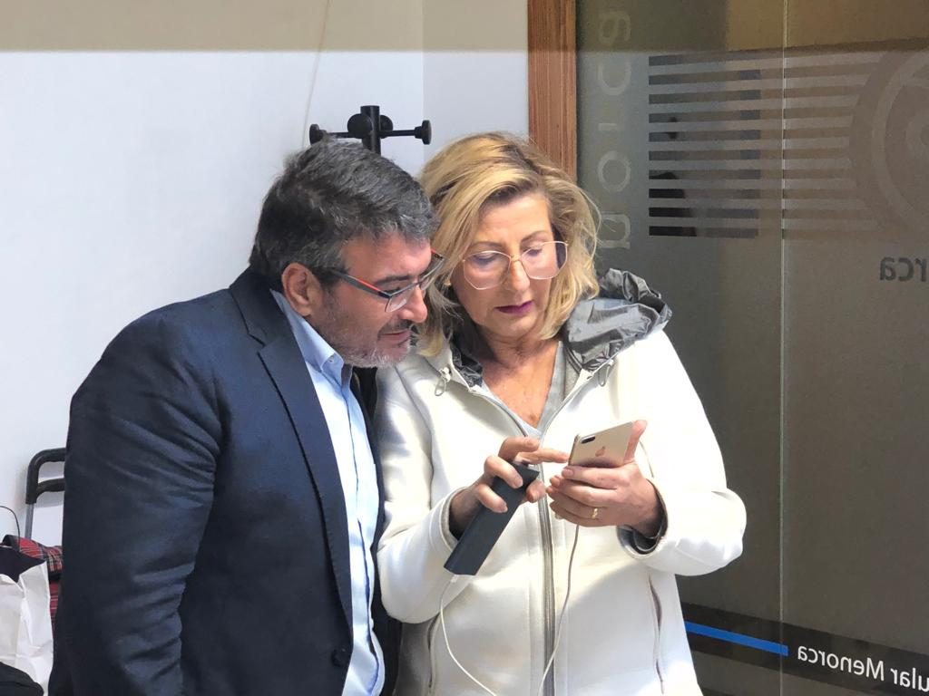 La presidenta del PP Menorca, Coia Sugrañes, y el senador López Ravanals