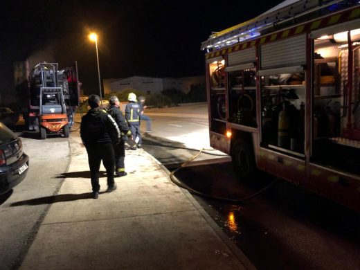 (Fotos) Arde un remolque de camión en Sant Lluís