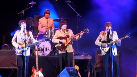 La banda de tributo a The Beatles, durante un concierto.