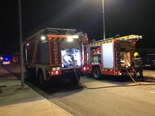 (Fotos) Arde un remolque de camión en Sant Lluís