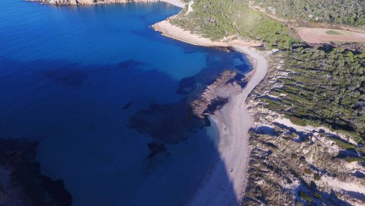 Imagen aérea de Cala Algaiarens (Foto: Turisme de les Illes Balears)