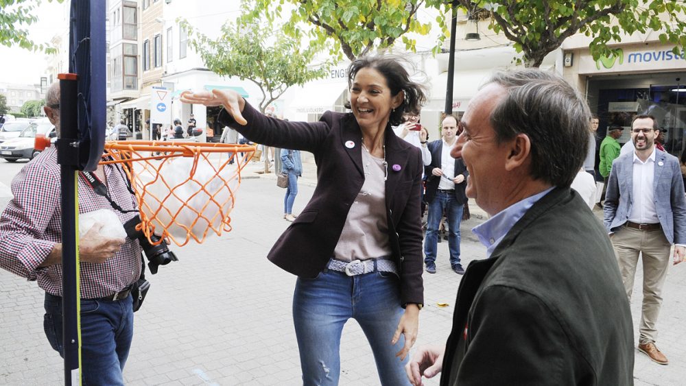 Reyes Maroto, lanzando a canasta tras visitar el stand de Cycling Games (Fotos: Tolo Mercadal)