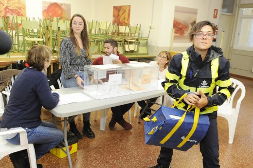 Llega el voto por correo a una mesa electoral (Imagen de archivo)