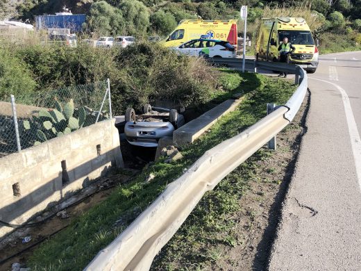 Un vehículo vuelca y cae a la cuneta cerca del puerto de Maó