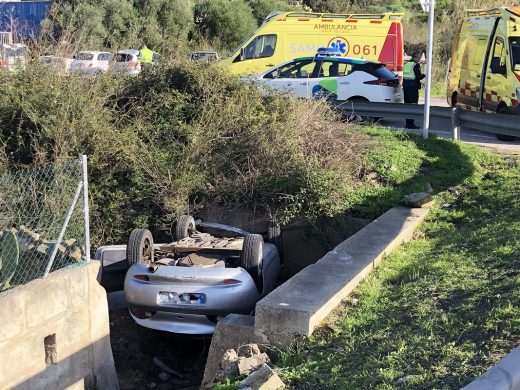 Un vehículo vuelca y cae a la cuneta cerca del puerto de Maó