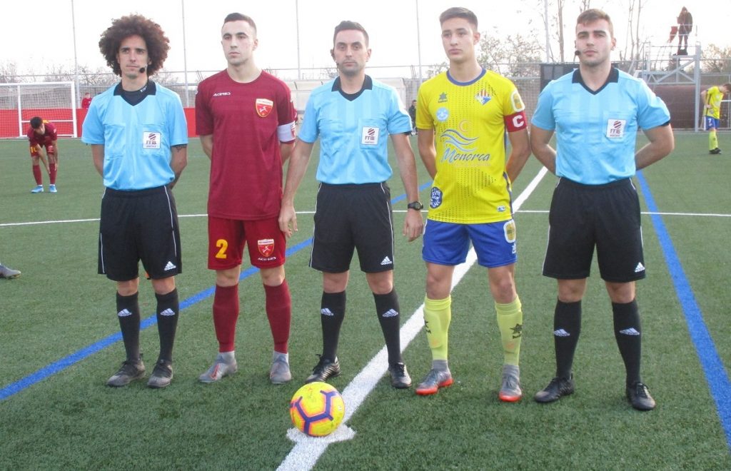 Capitanes y trío arbitral (Foto: futbolbalear.es)