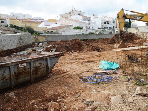 (Fotos) Maó crea un parking gratuito para 40 coches en la plaza Ibiza