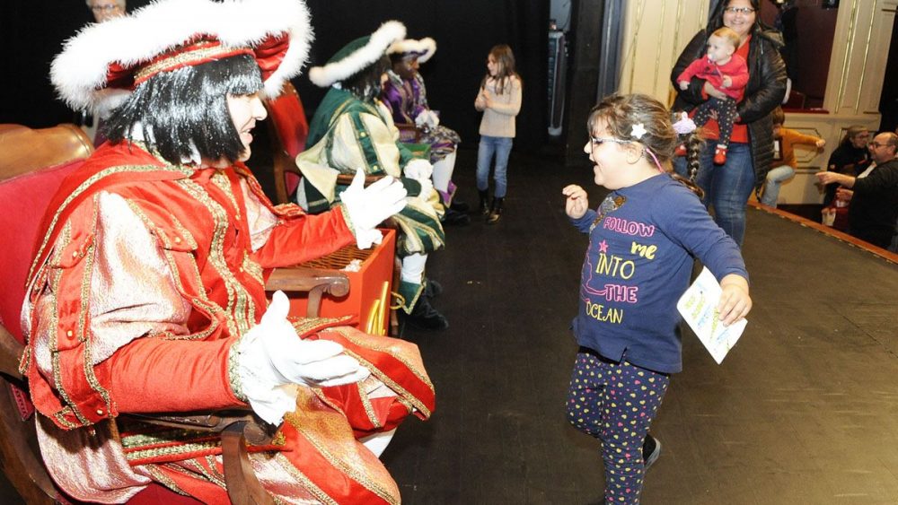 Una niña llega con su carta en el acto que ha tenido lugar en el Teatre Principal (Fotos: Tolo Mercadal)