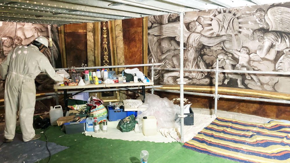 Los restauradores trabajn en la recuperación de las pinturas del mural (Fotos: Tolo Mercadal)