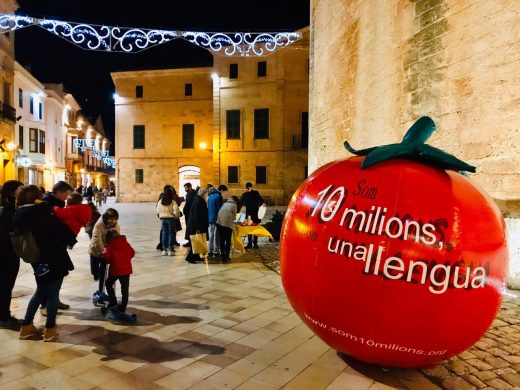 (Fotos) Un “tomàtic” para promover el catalán