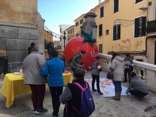 (Fotos) Un “tomàtic” para promover el catalán