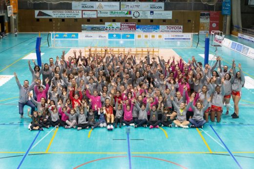 Jugadoras, jugadores, técnicos y directivos del club (Foto: CV Ciutadella)