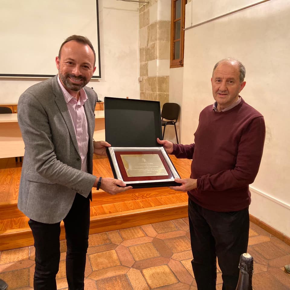 José Luis Benejam y Paco Perea, en el acto de reconocimiento (Foto: Ajuntament d'Alaior)