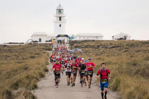 Atletas saliendo del Far de Cavalleria (Foto: Biosport Menorca)