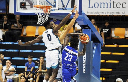 Okeke intentando taponar una acción de Diop en el partido de la primera vuelta - Foto: Tolo Mercadal