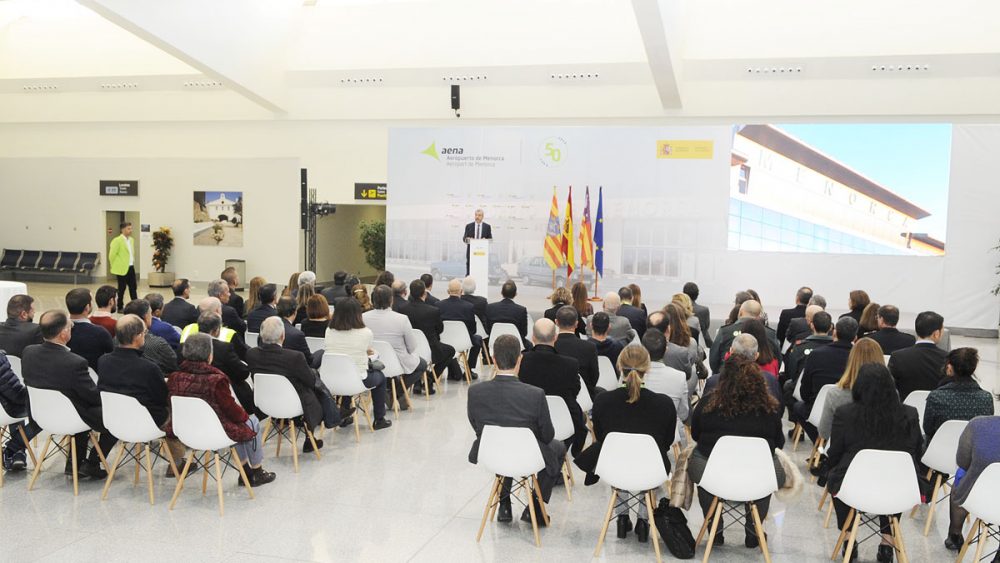 Autoridades en el acto conmemorativo del 50 aniversario del aeropuerto de Menorca