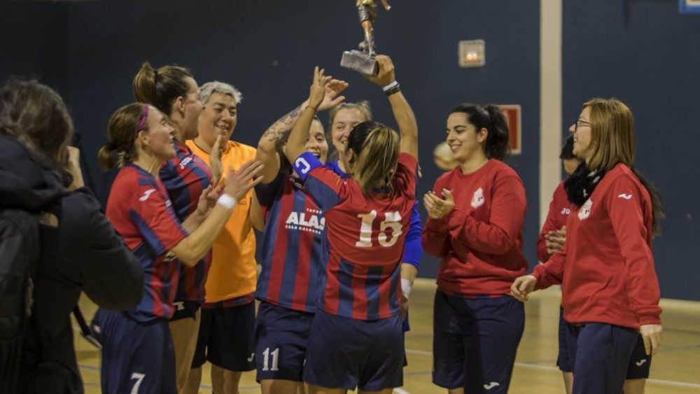 Las jugadoras del Ferreries, con el trofeo (Fotos: Karlos Hurtado)