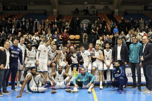 Lluís Pons, junto a la plantilla y técnicos del Hestia Menorca (Foto: Bàsquet Menorca)