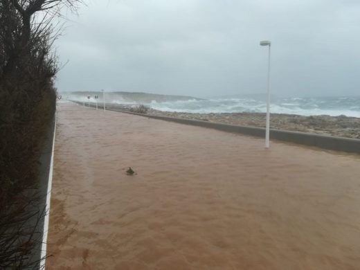 Imagen del paseo marítimo inundado (Fotos: Paco Noguero)