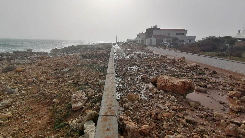 El paseo marítimo de S'Algar quedó destrozado por la fuerza del mar (Fotos: Ayuntamiento Sant Lluís)