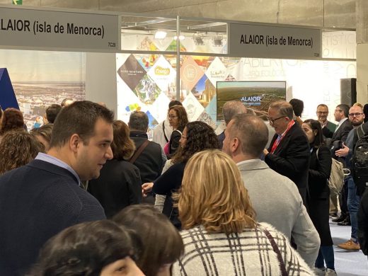 El Día de Alaior llena FITUR de famosos