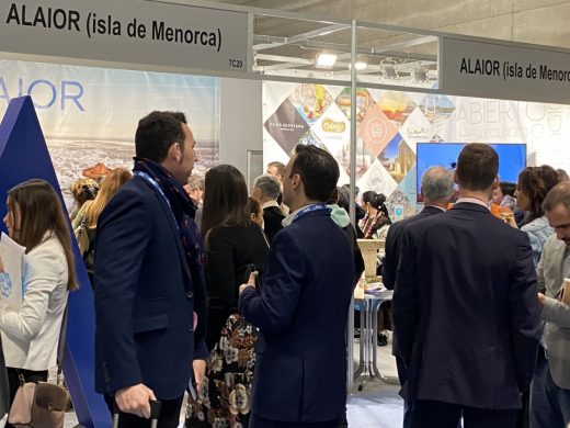 El Día de Alaior llena FITUR de famosos