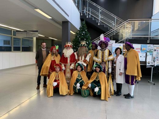 (Fotos) Los Reyes inician su visita a la Isla en el Mateu Orfila